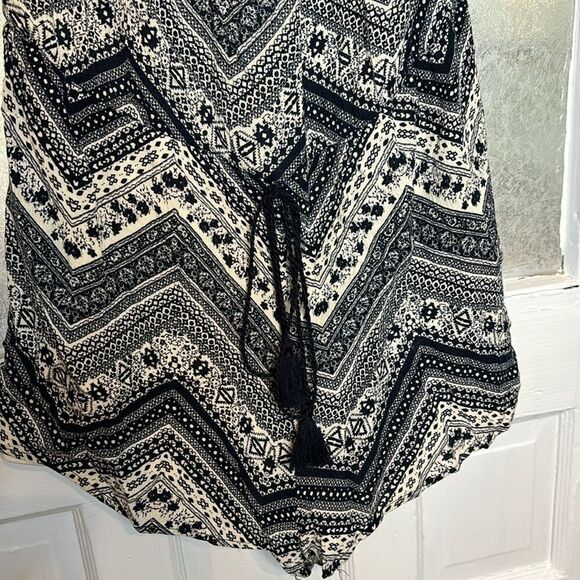 See You Next Monday Women’s Blue and White Bohemian Ruffled Short Romper Size L - Picture 4 of 6